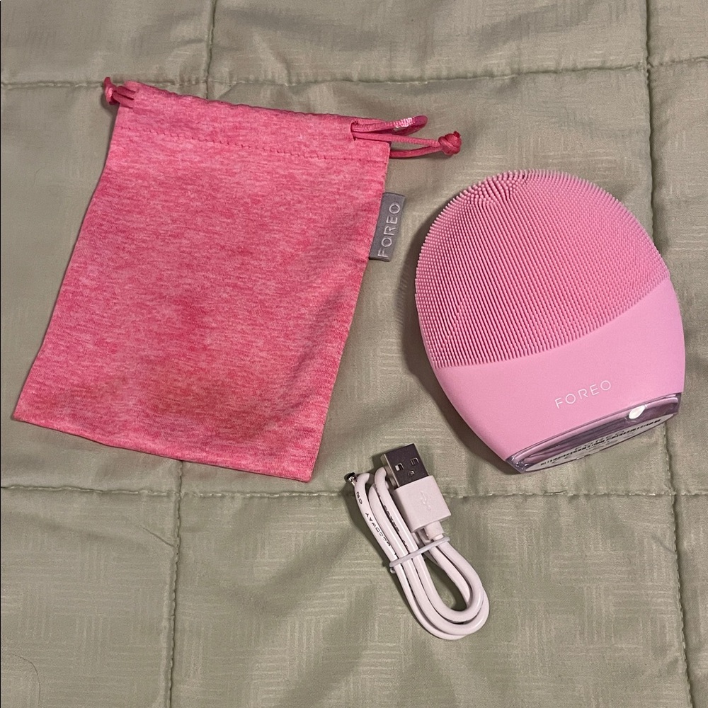 FOREO Pink Cleansing Device with Accessories